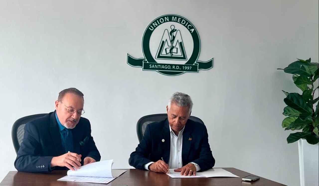 Unión Médica Clínica Universitaria y Centro Médico Dr. Ovalle firman acuerdo para fortalecer la calidad de servicios de salud en República Dominicana
