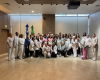 La Dra. Carolina Núñez, directora de la Dirección Provincial de Salud (DPS) Santiago III, entrega el reconocimiento a representantes de la Clínica Universitaria Unión Médica del Norte por su destacada labor en la promoción, protección y apoyo de la lactancia materna, mediante programas de educación, acompañamiento y humanización dirigidos a madres y recién nacidos, en el marco de la Semana Mundial de la Lactancia Materna.