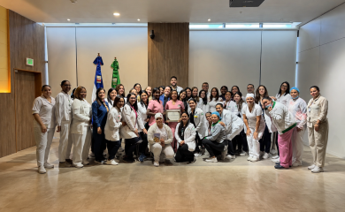La Dra. Carolina Núñez, directora de la Dirección Provincial de Salud (DPS) Santiago III, entrega el reconocimiento a representantes de la Clínica Universitaria Unión Médica del Norte por su destacada labor en la promoción, protección y apoyo de la lactancia materna, mediante programas de educación, acompañamiento y humanización dirigidos a madres y recién nacidos, en el marco de la Semana Mundial de la Lactancia Materna.