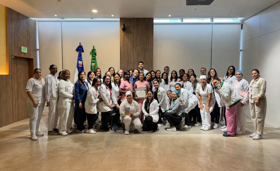 La Dra. Carolina Núñez, directora de la Dirección Provincial de Salud (DPS) Santiago III, entrega el reconocimiento a representantes de la Clínica Universitaria Unión Médica del Norte por su destacada labor en la promoción, protección y apoyo de la lactancia materna, mediante programas de educación, acompañamiento y humanización dirigidos a madres y recién nacidos, en el marco de la Semana Mundial de la Lactancia Materna.