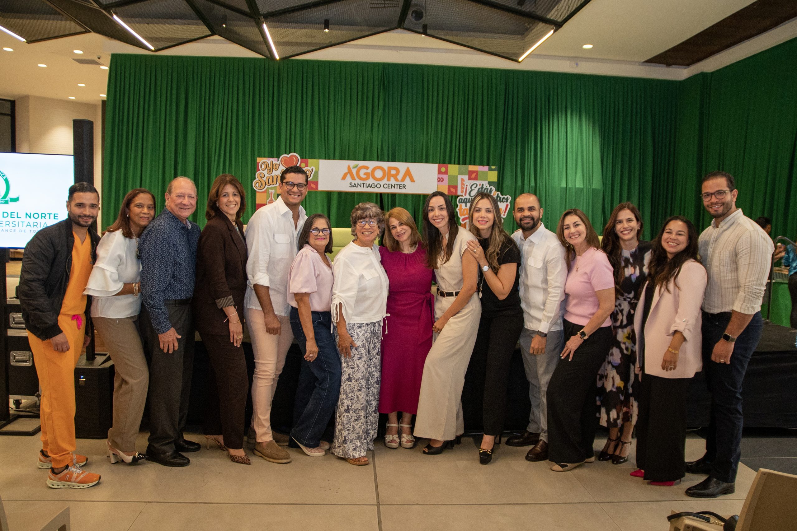Unión Médica del Norte promueve la detección temprana del cáncer de mama con panel educativo en Ágora Santiago Center
